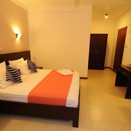 Hotel Shanelo Negombo Esterno foto