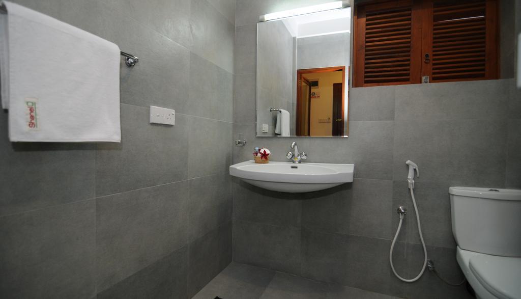 Hotel Shanelo Negombo Esterno foto